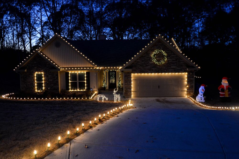 Ranch home with complete holiday lighting display